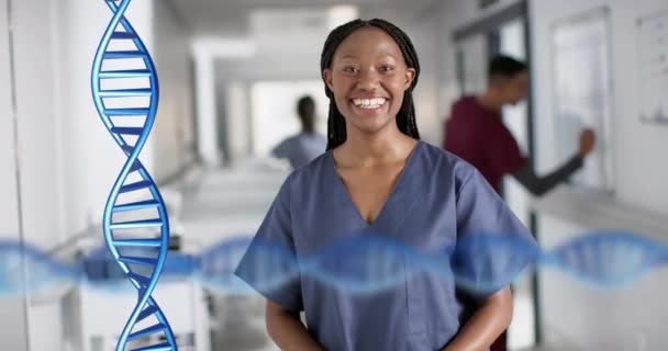 Animatie Van Dna Strengen Afrikaanse Amerikaanse Vrouwelijke Arts Het Ziekenhuis — Stockvideo