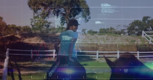 코카서스 남자와 승마에 데이터 처리의 애니메이션 스포츠 비즈니스 컴퓨팅 데이터 — 비디오