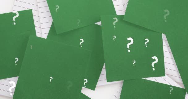 Animacja Białych Znaków Zapytania Zielonych Kartkach Papieru Podszytych Notatnikach Niepewność — Wideo stockowe