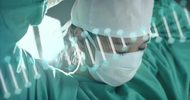 病院でアジア人女性外科医のDnaストランドのアニメーション グローバル医療 ヘルスケア コネクション コンピューティング データ処理のコンセプトをデジタル生成したビデオ — ストック動画