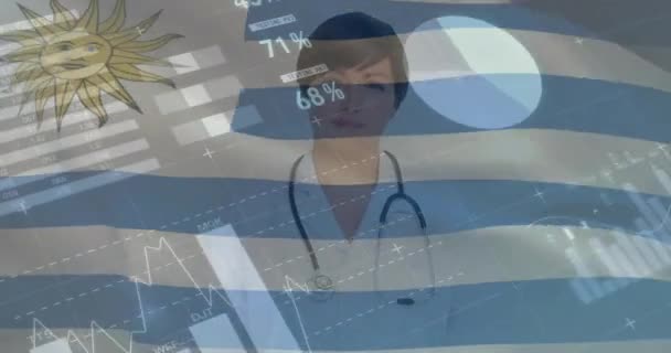 Animación Procesamiento Datos Financieros Bandera Uruguay Sobre Doctora Caucásica Medicina — Vídeos de Stock