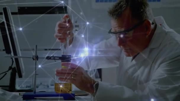 Laboratuvarda Örnek Alan Beyaz Erkek Bilim Adamı Üzerindeki Bağlantı Ağının — Stok video