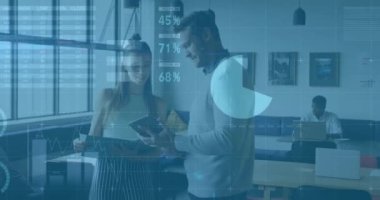 Ofisteki çeşitli iş adamları üzerinde finansal veri işleme animasyonu. Küresel finans, iş, bağlantılar, hesaplama ve veri işleme kavramı dijital olarak oluşturulmuş video.