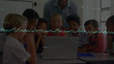 Sınıftaki çeşitli okul çocukları üzerinde istatistik ve veri işleme animasyonu. Küresel eğitim, işletme, bağlantılar, hesaplama ve veri işleme kavramı dijital olarak oluşturulmuş video.