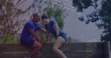 Duvardan atlayan farklı insanların veri işleme animasyonları. Küresel spor, fitness, business, links, hesaplama ve veri işleme kavramı dijital olarak oluşturulmuş video.