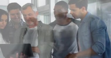 Ofisteki çeşitli iş adamlarının üzerinden geçen meşgul insanların animasyonu. Küresel finans, iş, bağlantılar, hesaplama ve veri işleme kavramı dijital olarak oluşturulmuş video.