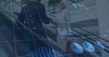 Ofisteki çeşitli iş adamları üzerinde finansal veri işleme animasyonu. Küresel finans, iş, bağlantılar, hesaplama ve veri işleme kavramı dijital olarak oluşturulmuş video.
