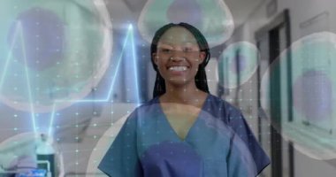 Afro-Amerikan kadın doktorların hastanedeki hücre ve veri işlemlerinin animasyonu. Küresel tıp, sağlık, bağlantılar, hesaplama ve veri işleme kavramı dijital olarak oluşturulmuş video.