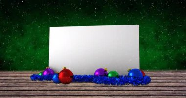 Fotokopi alanı ve Noel süslemeleri olan beyaz karların üzerine düşüşünün animasyonu. Noel, şenlik, kutlama ve gelenek konsepti dijital olarak oluşturuldu.