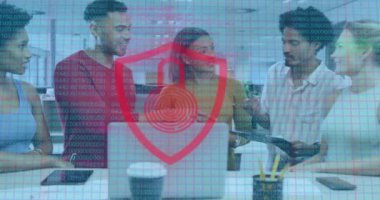 Ofisteki çeşitli iş adamları üzerinde asma kilit ve veri işleme animasyonu. Küresel siber güvenlik, iş, bağlantılar, hesaplama ve veri işleme kavramı dijital olarak oluşturulmuş video.