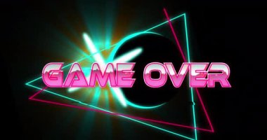 Oyunun animasyonu pembe parlak harflerle pembe ve mavi neon şekiller ve siyah ışıklar üzerinde oynanan metnin üzerinde. Oyun, veri yükleme, dijital arayüz, retro ve iletişim, dijital olarak oluşturulmuş video.