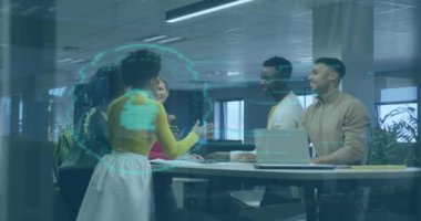 Ofisteki çeşitli iş adamları üzerinde asma kilit ve veri işleme animasyonu. Küresel siber güvenlik, iş, bağlantılar, hesaplama ve veri işleme kavramı dijital olarak oluşturulmuş video.
