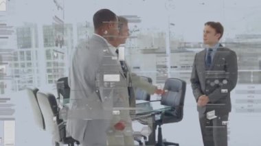 Kafkasyalı iş adamlarının konuştuğu veri işleme ve diyagramların animasyonu. Küresel iş ve dijital arayüz kavramı, dijital olarak oluşturulmuş video.