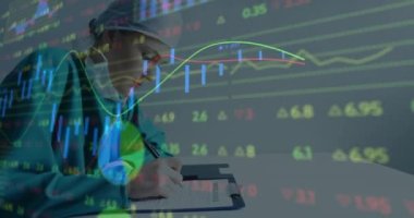 Kafkas kadın cerrah üzerinde veri işleme animasyonu. Küresel tıp, bağlantılar, hesaplama ve veri işleme kavramı dijital olarak oluşturulmuş video.