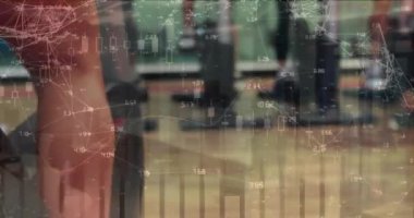 Animasyon bağlantıları ve spor salonunda egzersiz yapan farklı insanlar üzerinde finansal veri işleme. Spor, aktif yaşam tarzı, finans ve dijital arayüz konsepti dijital olarak oluşturulmuş video.