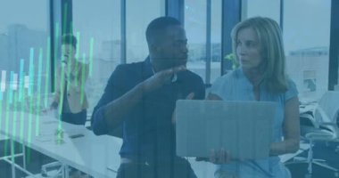 Bilgisayarlı iki farklı meslektaşın ofiste konuştuğu grafik işleme verilerinin animasyonu. Takım çalışması, veri, iş, dijital arayüz ve iletişim, dijital olarak oluşturulmuş video.