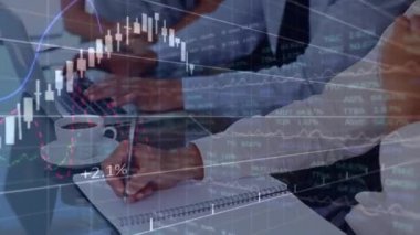 Ofisteki çeşitli iş adamları üzerinde finansal veri işleme animasyonu. Küresel finans, iş, bağlantılar, hesaplama ve veri işleme kavramı dijital olarak oluşturulmuş video.