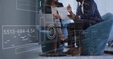 Çeşitli erkek ve kadın iş arkadaşlarının konuşmaları üzerine veri işleme animasyonu. Ofis, takım çalışması, iş dünyası, dijital arayüz ve iletişim, dijital olarak oluşturulmuş video.