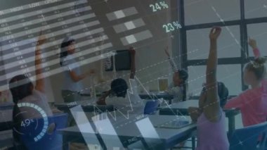 Sınıftaki çeşitli okul çocukları üzerinde istatistik ve veri işleme animasyonu. Küresel eğitim, işletme, bağlantılar, hesaplama ve veri işleme kavramı dijital olarak oluşturulmuş video.