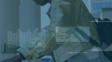 Afro-Amerikan kadınlarının açık havada akıllı hareketler yaparak grafikler üzerinde veri işleme animasyonları. Ağ, veri, iş, dijital arayüz ve iletişim, dijital olarak oluşturulmuş video.