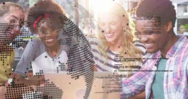 Küresel ağın animasyonu ve kafede dizüstü bilgisayar kullanan mutlu arkadaşlar üzerinden veri işleme. Arkadaşlık, sosyal ağ, dijital arayüz ve küresel iletişim, dijital olarak oluşturulmuş video.