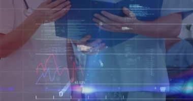 Çeşitli doktorlar üzerinde veri işleme animasyonu. Küresel tıp, bağlantılar, hesaplama ve veri işleme kavramı dijital olarak oluşturulmuş video.