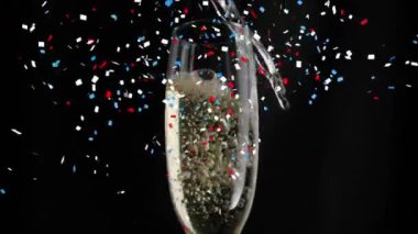 Şampanya bardağına düşen konfeti animasyonu. Yeni yıl, yeni yıl partisi, şenlik, kutlama ve geleneksel konsept dijital olarak oluşturulmuş video.