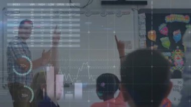 Sınıftaki çeşitli okul öğrencileri üzerinde veri işleme animasyonu. Küresel eğitim, işletme, bağlantılar, hesaplama ve veri işleme kavramı dijital olarak oluşturulmuş video.
