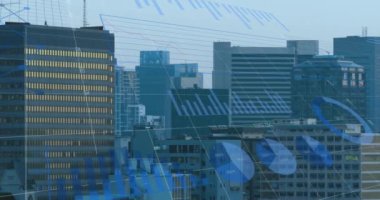 Şehir manzarası üzerindeki istatistik ve finansal veri işleme animasyonları. Küresel finans, iş, bağlantılar, hesaplama ve veri işleme kavramı dijital olarak oluşturulmuş video.