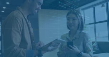 Ofisteki çeşitli iş adamları üzerinde finansal veri işleme animasyonu. Küresel finans, iş, bağlantılar, hesaplama ve veri işleme kavramı dijital olarak oluşturulmuş video.