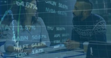 Ofisteki çeşitli iş adamları üzerinde finansal veri işleme animasyonu. Küresel finans, iş, bağlantılar, hesaplama ve veri işleme kavramı dijital olarak oluşturulmuş video.