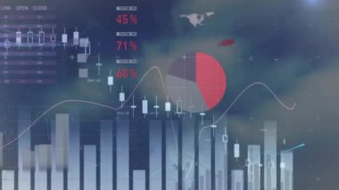 Karanlık arka planda finansal veri işleme animasyonu. Küresel finans, iş, bağlantılar, hesaplama ve veri işleme kavramı dijital olarak oluşturulmuş video.