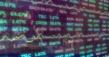 Siyah arkaplan üzerinden istatistik ve finansal veri işleme animasyonu. Küresel iş, bağlantılar, bulut hesaplama ve veri işleme kavramı dijital olarak oluşturulmuş video.