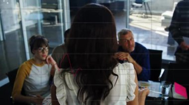 Ofisteki çeşitli iş adamları üzerinde finansal veri işleme animasyonu. Küresel finans, iş, bağlantılar, hesaplama ve veri işleme kavramı dijital olarak oluşturulmuş video.