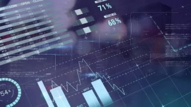 Geceleyin Bokeh City caddesinde haritalar ve grafikler üzerinde veri işleme animasyonu. Ağ, veri, iş, finans, dijital arayüz ve iletişim, dijital olarak oluşturulmuş video.