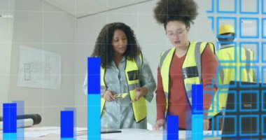 Yeleklerdeki çeşitli mühendisler üzerinde veri işleme animasyonu. Küresel iş, bağlantılar, hesaplama ve veri işleme kavramı dijital olarak oluşturulmuş video.