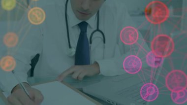 Kafkas erkek doktorların not aldığı ikonlarla olan bağlantıların animasyonu. Dijital olarak oluşturulmuş küresel bağlantılar, tıp, sağlık ve dijital arayüz kavramı.