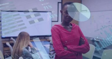 Afro-Amerikan iş kadınının ofisindeki finansal veri işleme animasyonu. Küresel finans, iş, bağlantılar, hesaplama ve veri işleme kavramı dijital olarak oluşturulmuş video.
