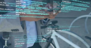 Afro-Amerikan iş adamlarının akıllı telefonları kullanarak veri işleme animasyonları. Veri, ağlar, dijital arayüz, iş, kolaylık ve iletişim, dijital olarak oluşturulmuş video.