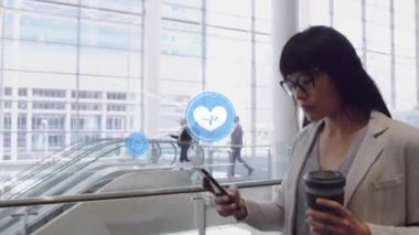 Akıllı telefon kullanan Kafkasyalı iş kadını üzerindeki simgelerle bağlantı ağının animasyonu. Dijital olarak oluşturulmuş küresel bağlantılar, hesaplama ve veri işleme kavramı.