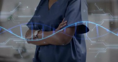 Hastanedeki Afrikalı Amerikalı kadın doktor üzerinde DNA ipliği ve veri işleme animasyonu. Küresel tıp, sağlık, bağlantılar, hesaplama ve veri işleme kavramı dijital olarak oluşturulmuş video.