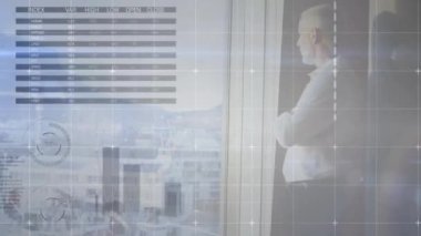 Kafkas işadamının pencereden dışarı baktığı grafiklerdeki veri işleme animasyonları. Küresel iş, dijital arayüz, veri ve iletişim, dijital olarak oluşturulmuş video.