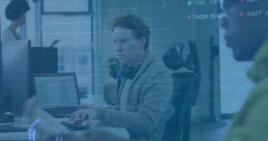 Kafkas işadamının ofisindeki finansal veri işleme animasyonu. Küresel finans, iş, bağlantılar, hesaplama ve veri işleme kavramı dijital olarak oluşturulmuş video.