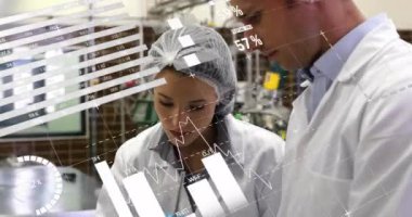 Laboratuvarda çalışan beyaz erkek ve kadın bilim adamı üzerindeki veri işleme çizelgelerinin animasyonu. Veri, bilim, araştırma, teknoloji, dijital arayüz ve iletişim, dijital olarak oluşturulmuş video.