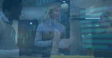 Ofisteki çeşitli iş adamları üzerinde finansal veri işleme animasyonu. Küresel finans, iş, bağlantılar, hesaplama ve veri işleme kavramı dijital olarak oluşturulmuş video.