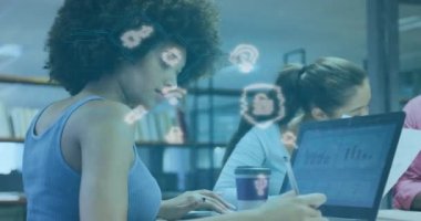 Ofisteki çeşitli iş adamları üzerinde asma kilit ve veri işleme animasyonu. Küresel siber güvenlik, iş, bağlantılar, hesaplama ve veri işleme kavramı dijital olarak oluşturulmuş video.