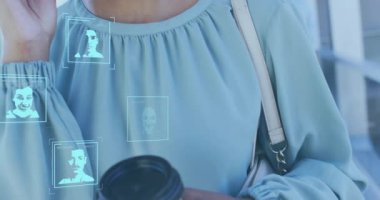 Dijital profil taramaları Afro-Amerikan kadını kahve içerken akıllı telefondan konuşurken gösteriyor. Veri, ağlar, dijital arayüz, kolaylık ve iletişim, dijital olarak oluşturulmuş video.