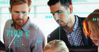 Çeşitli iş adamlarının iş görüşmeleri üzerine veri işleme ve diyagramların animasyonu. Küresel iş ve dijital arayüz kavramı, dijital olarak oluşturulmuş video.