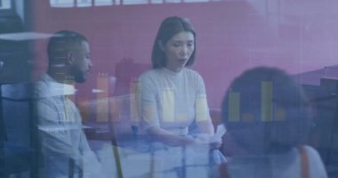 Ofisteki çeşitli iş adamları üzerinde finansal veri işleme animasyonu. Küresel finans, iş, bağlantılar, hesaplama ve veri işleme kavramı dijital olarak oluşturulmuş video.