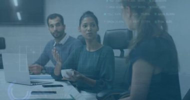 Ofisteki çeşitli iş adamları üzerinde finansal veri işleme animasyonu. Küresel finans, iş, bağlantılar, hesaplama ve veri işleme kavramı dijital olarak oluşturulmuş video.